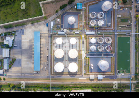 Luftaufnahme der Chemischen Industrie Tanks und Tankwagen in wailting in Industrieanlagen Öl auf Gas Station zu übertragen. Stockfoto