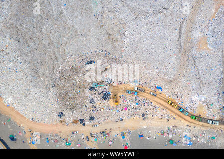 Müll oder Abfälle auf die Berge oder auf Deponien, Luftaufnahme Müllabfuhr Abfall auf einer Deponie entladen. Kunststoff Verschmutzung Krise. Stockfoto