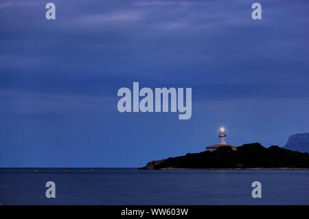 Spanien, Mallorca, Alcanada, Faro de Alcanada, Leuchtturm, Meer, Himmel, Dämmerung Stockfoto