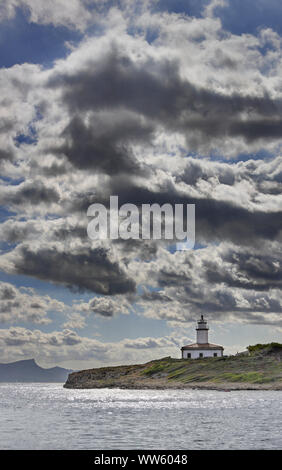 Spanien, Mallorca, Alcanada, Faro de Alcanada, Leuchtturm, Meer, Himmel, Wolken, Hintergrundbeleuchtung Stockfoto