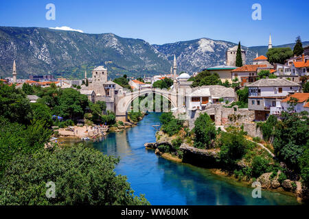 Stadtbild und Stari Most Brücke über den Fluss Neretva, Mostar, Bosnien und Herzegowina Stockfoto