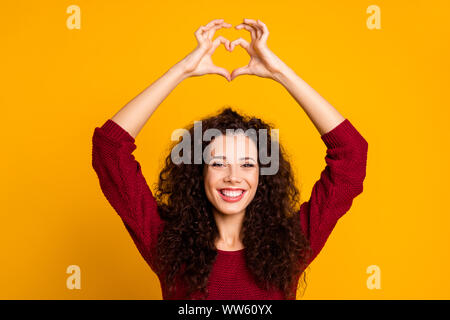 Nahaufnahme foto Schöne erstaunliche Ihr lady Arme über dem Kopf freundlich zeigen gesundes Herz Form Abbildung Form das Tragen der roten Strickpullover Kleidung Outfit Stockfoto