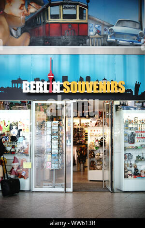 Ein nostalgischer lackiert Souvenir Shop mit Waren in den Schaufenstern im Berliner Ostbahnhof in Berlin Stockfoto