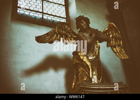 Eine goldene gestalteten Engel Verzieren einer Seite der Altar der Kirche St. Stephan in Mainz. Stockfoto