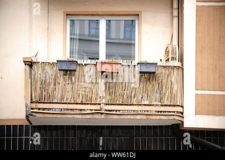 Die Fassade eines alten Wohnhauses in der Altstadt mit nostalgischen Balkon, Stockfoto