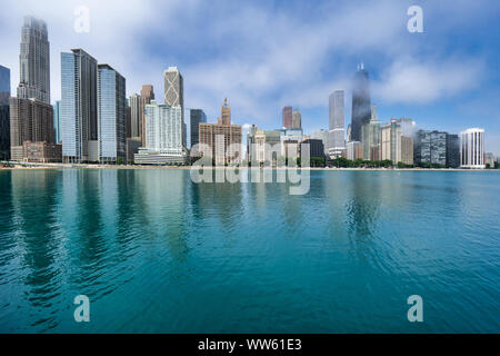 Ohio Street Beach und City Skyline Blick von Milton Lee Olive Park, Chicago, Illinois, United States Stockfoto