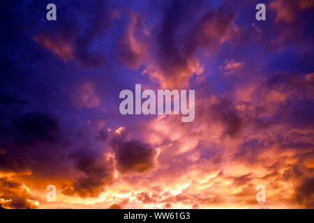 Helle Wolken in Nachleuchten Stockfoto