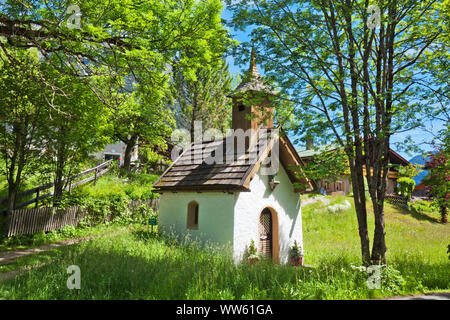 Kapelle auf der Wiese im Leutaschtal umgeben von Bäumen Stockfoto