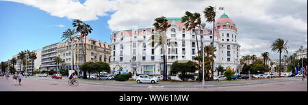 Ein Blick auf die Promenade des Anglais in Nizza mit dem Hotel Negresco. Stockfoto