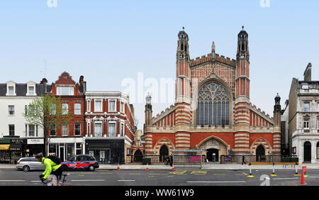 England, UK, London, Sloane Street und die Kirche der Heiligen Dreifaltigkeit in der linearen Darstellung, streetline multiperspektivische Fotografie, Stockfoto