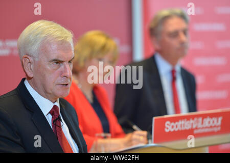 Glasgow, UK. 13. September 2019. Im Bild: (von links nach rechts ) John McDonnell MP-Schatzkanzler; Lesley Laird MP-Shadow Minister für Schottland; Richard Leonard MSP-Führer der Scottish Labour Party. Schottische Labour-vorsitzende Richard Leonard und Labours Schatzkanzler John McDonnell bieten Vorträge über ihre Pläne Macht und Reichtum zu verteilen und wie eine eingehende Labour Regierung wird sich radikal verändernde Richtlinien für Schottlands Wirtschaft liefern. Credit: Colin Fisher/Alamy leben Nachrichten Stockfoto