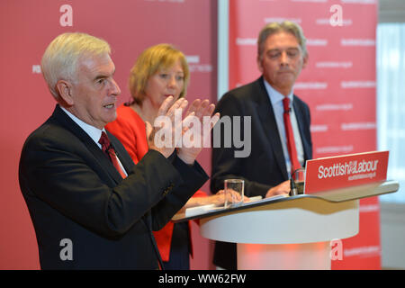 Glasgow, UK. 13. September 2019. Im Bild: (von links nach rechts ) John McDonnell MP-Schatzkanzler; Lesley Laird MP-Shadow Minister für Schottland; Richard Leonard MSP-Führer der Scottish Labour Party. Schottische Labour-vorsitzende Richard Leonard und Labours Schatzkanzler John McDonnell bieten Vorträge über ihre Pläne Macht und Reichtum zu verteilen und wie eine eingehende Labour Regierung wird sich radikal verändernde Richtlinien für Schottlands Wirtschaft liefern. Credit: Colin Fisher/Alamy leben Nachrichten Stockfoto