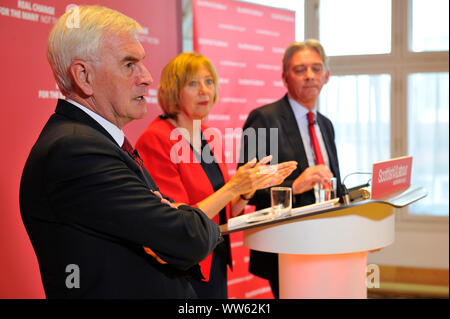 Glasgow, UK. 13. September 2019. Im Bild: (links-rechts) John McDonnell MP-Schatzkanzler; Lesley Laird MP-Shadow Minister für Schottland; Richard Leonard MSP-Führer der Scottish Labour Party. Schottische Labour-vorsitzende Richard Leonard und Labours Schatzkanzler John McDonnell bieten Vorträge über ihre Pläne Macht und Reichtum zu verteilen und wie eine eingehende Labour Regierung wird sich radikal verändernde Richtlinien für Schottlands Wirtschaft liefern. Credit: Colin Fisher/Alamy leben Nachrichten Stockfoto