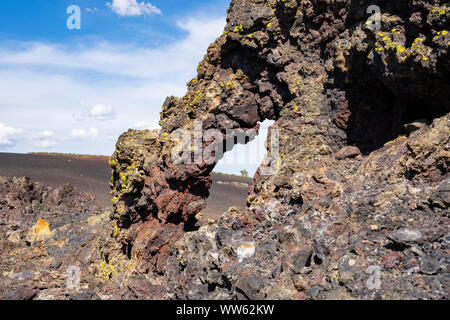 Bunte arch Bildung in vulkanischen Felsen am Krater des Mondes National Monument entlang Spritzer Kegel Trail Stockfoto