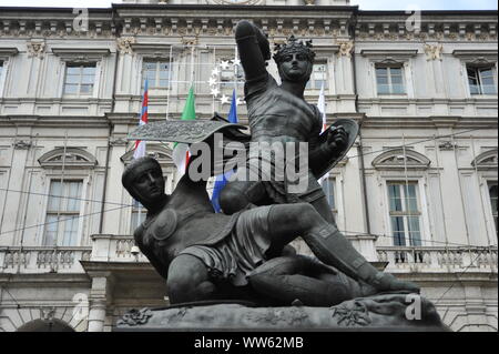 Turin, Piemont, Italien. Statue von Amadeus VI. von Savoyen auch genannt Conte Verde Stockfoto