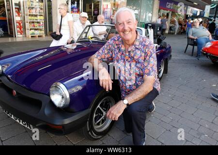 Steve Morgan, ehemaliger Bürgermeister von Gloucester, mit seinem makellos und völlig original 1975 MG Midget, die 6. Er hat über die Jahre besessen, und das Auto Stockfoto