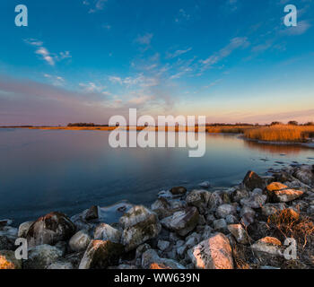 Dämmerung am Bodden im Winter, Rügen, Mecklenburg-Vorpommern, Deutschland Stockfoto