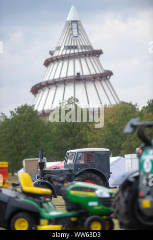 Magdeburg, Deutschland. 13 Sep, 2019. Einem historischen Traktor Deutz Bulldog Typ steht hinter der modernen Geländewagen auf dem Festivalgelände der Bauernherbst im Elbauenpark. Der Staat Harvest Festival beginnt am 14. September 2019 und dauert bis zum 15. September 2019. Der Millennium Tower im Hintergrund gesehen werden. Credit: Klaus-Dietmar Gabbert/dpa-Zentralbild/ZB/dpa/Alamy leben Nachrichten Stockfoto