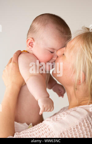 Mutter wirft Baby bis zu küssen, Porträt Stockfoto