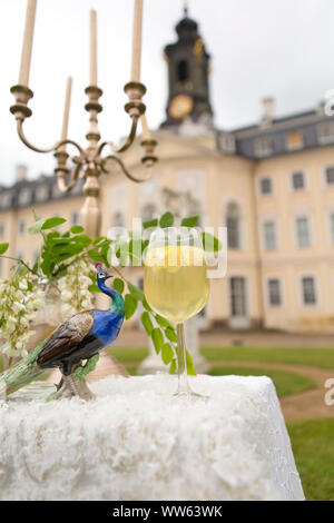 "Kalte Ente", erfrischenden Drink mit Sekt am Garten Tisch vor Schloss Hubertusburg, Wermsdorf, Sachsen, Deutschland Stockfoto