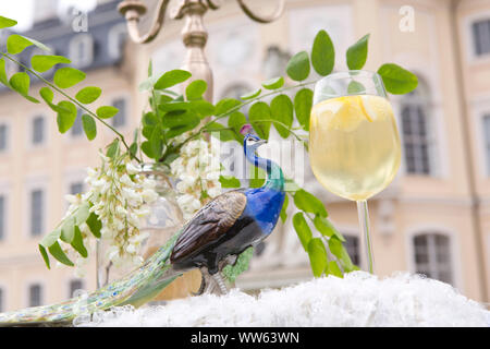 "Kalte Ente", erfrischenden Drink mit Sekt am Garten Tisch vor Schloss Hubertusburg, Wermsdorf, Sachsen, Deutschland Stockfoto