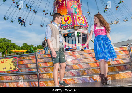 Paare, die in Liebe an Folk Festival Stockfoto