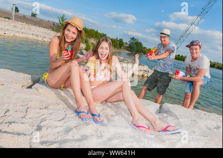 Gruppe Teens am Flußufer Stockfoto