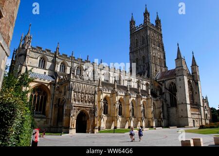 Die Kathedrale von Gloucester, von College Green, die Südseite des Gebäudes gesehen. Stockfoto