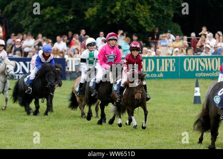 Junge jockeys Verlassen der Arena nach dem Shetland Pony Grand National. Stockfoto