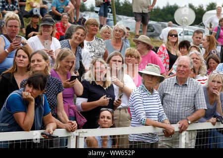 Menschenmassen beobachten Prinzessin Anne treffen Pony Club Mitglieder. Stockfoto