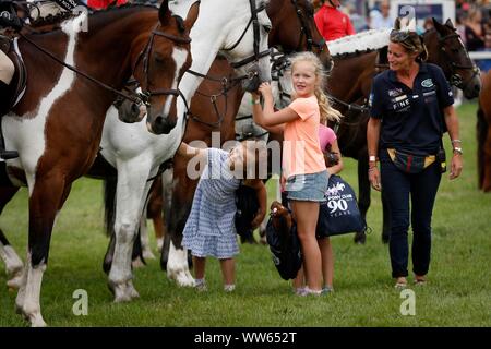 Prinzessin Anne's Enkelinnen, Mia, Isla (hinter) und Savannah Sitzung Pony Club Mitglieder. Stockfoto