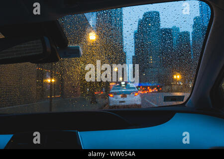 Blick auf die Stadt durch einen nassen Windschutzscheibe, Chicago, Illinois, United States Stockfoto