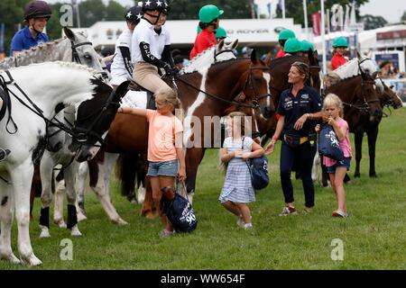 Prinzessin Anne's Enkelinnen, Savannah, Mia und Isla, Konferenz Pony Club Mitglieder. Stockfoto