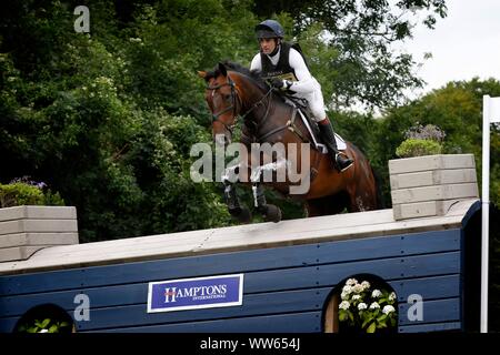 Ben Weg reiten Ringwood Madras, ein Sprung in den Smith und Williamson britischen Intermediate Meisterschaft. Stockfoto