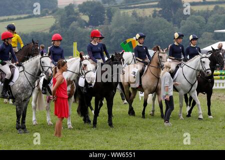 Gloucestershire Pony Club Mitglieder sammeln in die Arena zu gehen. Stockfoto