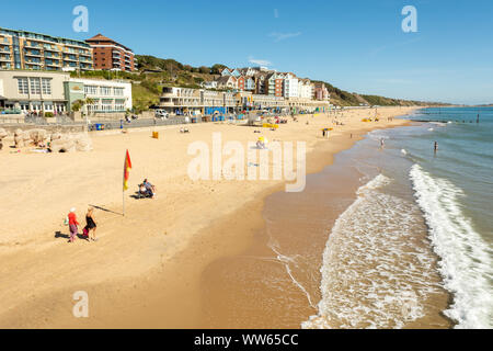 Boscombe, Bournemouth, Dorset, England, Großbritannien, 13. September 2019, Wetter: Warm und sonnig an der Südküste mit Temperaturen, die bis zum Wochenende ansteigen, wenn 26 Grad in Teilen Südenglands erreicht werden könnten. Da die Feiertage vorbei sind, Kinder wieder zur Schule gehen und wieder arbeiten, gibt es viel Platz am langen Sandstrand. Stockfoto