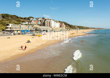 Boscombe, Bournemouth, Dorset, England, Großbritannien, 13. September 2019, Wetter: Warm und sonnig an der Südküste mit Temperaturen, die bis zum Wochenende ansteigen, wenn 26 Grad in Teilen Südenglands erreicht werden könnten. Da die Feiertage vorbei sind, Kinder wieder zur Schule gehen und wieder arbeiten, gibt es viel Platz am langen Sandstrand. Stockfoto