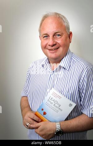 Stewart Barnes, Geschäftsführer der Quolux, mit seinem neuesten Buch, führenden Unternehmen. Stockfoto