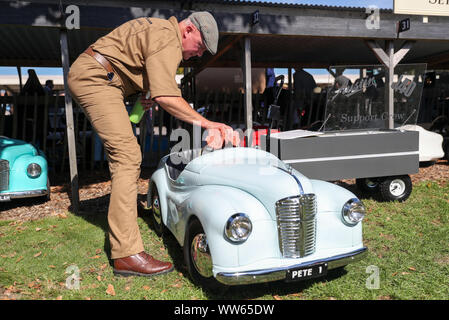 Ein Parkservice Polituren ein Austin J40 Pedal Car während der Tag eins des Goodwood Revival im Goodwood Motor Circuit, Chichester. Stockfoto