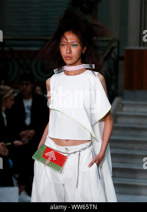 London, Großbritannien. 13 Sep, 2019. Ein Modell stellt die Schaffung von Jamie Wei Huang während der London Fashion Week in London, UK, Sept. 13, 2019. Credit: Han Yan/Xinhua/Alamy leben Nachrichten Stockfoto