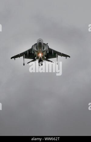 Eine spanische Marine McDonnell Douglas EAV-8B Harrier II zeigt die einzigartige Fähigkeit, schweben. Regen, niedrige Wolkenuntergrenze und starke Winde alle aber stoppt den flyi Stockfoto