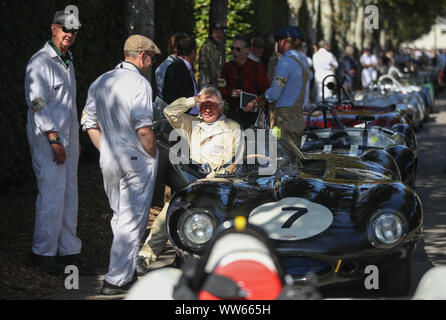 Treiber warten, bis wir die Rennen starten, bevor der Sussex Trophy während des Tages eine der Goodwood Revival im Goodwood Motor Circuit, Chichester. Stockfoto