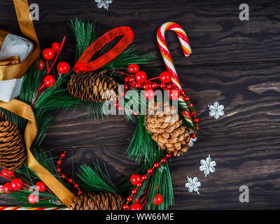 Advent Weihnachten Kranz auf hölzernen Tür Dekoration, glückliches neues Jahr. Stockfoto