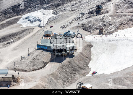 Gletscher restaurant Sonnalpin und Talstation der Gletscherbahn, die Bayerische Zugspitzbahn, am Zugspitzplatt, Zugspitze, Garmisch-Partenkirchen, Wettersteingebirge, Alpen, Oberbayern, Bayern, Deutschland, Europa Stockfoto