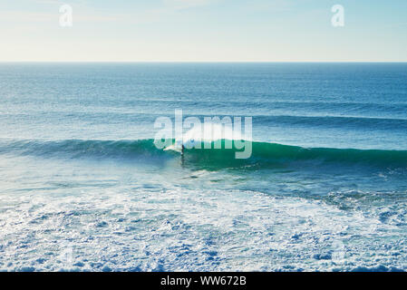 Auf einer großen Welle im Meer Surfer Stockfoto