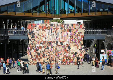 London, UK, 13. Sep 2019. 'Disco Carbonara", ein festival Kommission von Martino Gamper in die Kohle Tropfen Hof in der Nähe von Kings Cross ist eine falsche Fassade in einer Diskothek mit einem frischen, traditionellen Fassaden aus den italienischen Alpen, und bunte Lichter 'Disco' auf der Innenseite. London Design Festival findet vom 14-22 September 2019. Credit: Imageplotter/Alamy leben Nachrichten Stockfoto