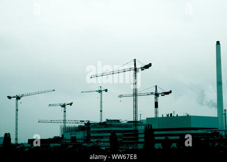 Kran auf der Baustelle in der Stadt Basel, Skyline Stockfoto