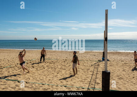 Beachvolleyball spielen. Boscombe, Bournemouth, Dorset, England, Großbritannien, 13. September 2019, Wetter: Warm und sonnig an der Südküste mit Temperaturen, die bis zum Wochenende ansteigen, wenn 26 Grad in Teilen Südenglands erreicht werden könnten. Da die Feiertage vorbei sind, die Kinder wieder zur Schule gehen und die Leute wieder arbeiten, gibt es viel Platz am langen Sandstrand und die Bedingungen sind perfekt für ein Volleyballspiel. Stockfoto