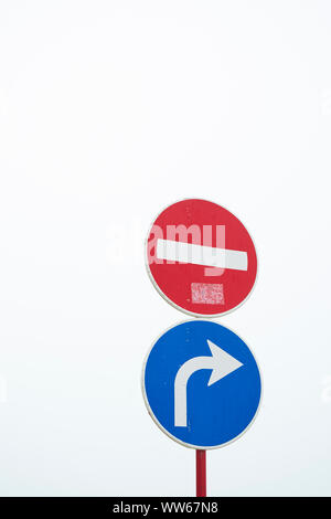 Zeichen, kein Eintrag für Fahrzeugverkehr, Rot, Pfeil rechts blau, Kopie Raum Stockfoto