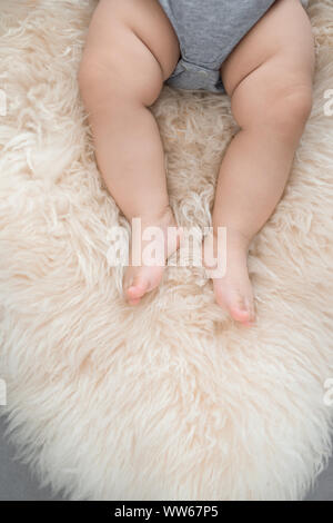 Baby's Fuß auf Sofa im Zimmer, in der Nähe Stockfoto